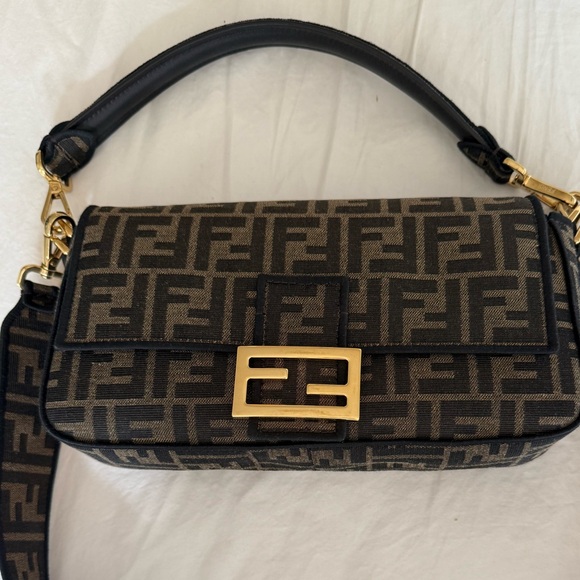 Fendi Handbags - 💯 Authentic Fendi Iconic Baguette Handbag